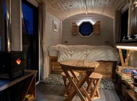 Lakeside Cabin Hot Tub and Fishery, hotel a Bideford