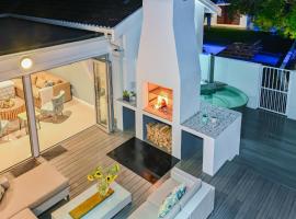 Spray Villa Bloubergstrand with hot tub and close to the beach, casa de campo em Bloubergstrand