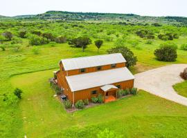 Cozy Strawn Cabin with Pool Access - Near Lake!, hotell i Strawn