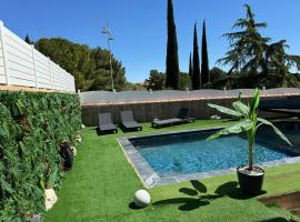 Détente avec superbe piscine à 15mn de Montpellier, golfhotel in Juvignac