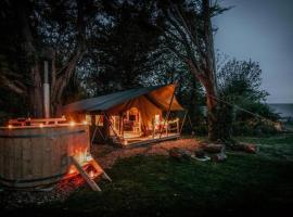 Safari Tent 5 With Log Burning Tub At Tapnell Farm, hotel v destinácii Yarmouth