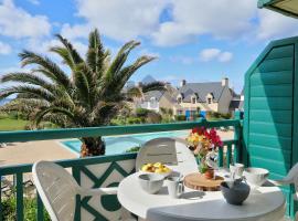 LocaLise - A18 - Appartement avec balcon - Petite vue mer à travers le palmier - Piscine de avril à septembre - Wifi inclus - Animaux admis - Draps inclus - Parking inclus, hotel in Le Guilvinec