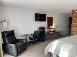 Bridge Inn - Room 103,1kingBed,Walkout,RiverView, hotel i nærheden af Rhinelander-Oneida County Lufthavn - RHI, Tomahawk