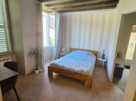 Chambre avec salle de bain, hotel with parking in Donzy