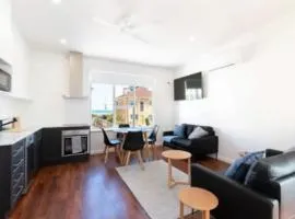 Lovely Beachside Largs Bay unit - free wine