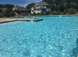 King Bed, Pool, Beach, Game Room@Enjoy Life, ξενοδοχείο σε Frankford