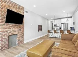 Massive home downtown with Hot Tub