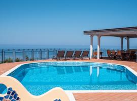 Villa Scafa, Appartamenti con Piscina e Vista Mare, Hotel in Capo dʼOrlando