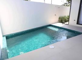 Cozy Pool Villa near SM Pampanga and Sky Ranch Pampanga, holiday home in San Fernando