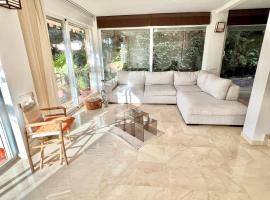 Beachside 4-Bedroom with Pool, hotel v Alicante