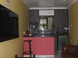 DreamWest Living The Guesthouse, hotel en Krugersdorp