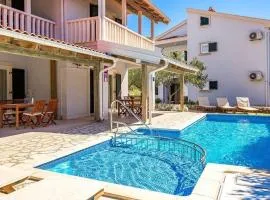Ferienwohnung für 4 Personen in Strandnähe mit Pool, Balkon, Klimaanlage und Wifi, 1 Obergeschoss