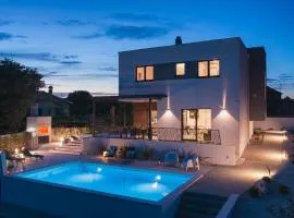 moderne Villa für 7 Personen mit Pool und teilweisem Meerblick, Klimaanlage und Wifi