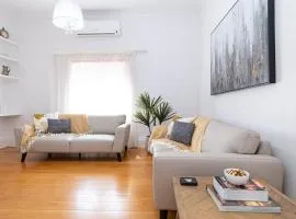 Charming 3-Bedroom Sandstone Haven with free wine