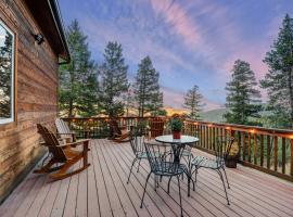 NEW! Mountain Cabin with Views - Saltwater Hot tub - Close to Red Rocks, familiehotel in Evergreen