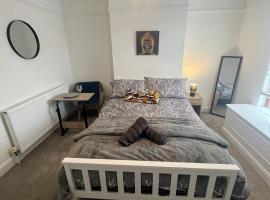 Private Double Bedroom w Microwave, kettle & Smart TV, hotel di Ilkeston