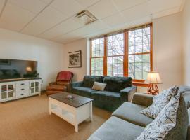 New Kensington Apartment about 20 Mi to Pittsburgh!, pet-friendly hotel in New Kensington