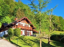 Luxus Alpenparadies nahe Salzburg Sauna & Whirlpool, holiday home in Adnet