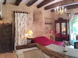 Séjour à deux au Château d'Autoire, studio de charme, tonnelle, vue vallée et village