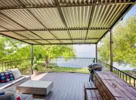 Lakefront Rockwall Home with Scenic Deck and Patio!，羅克沃爾的度假屋
