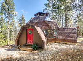 Off-Grid Nevada City Geodesic Dome House with Views!, hotel in Nevada City