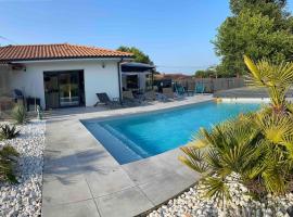 Magnifique villa avec piscine à 20 min de hossegor: Saint-Geours-de-Maremne şehrinde bir otel