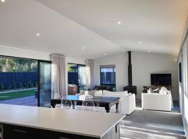 Spacious Family Home, hotel with parking in Kirwee