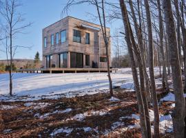 Modern Mountain Retreat by Summer, villa sa Fleischmanns