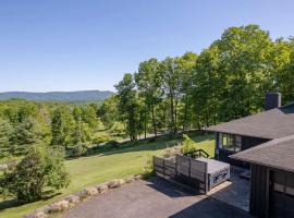 Mountain Retreat with Hot Tub by Summer, pet-friendly hotel in Accord