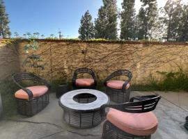 3 bedroom modern home with pool area at the Tustin Marketplace -15 minutes to Disneyland, hotel with parking in Tustin