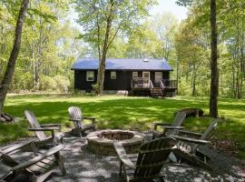 Rustic Chic Cabin with Guesthouse Hot Tub and Fire Pit by Summer โรงแรมในRoscoe