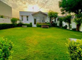 Solanki farms & Pool Villa garden fully private, hotell i Jaipur