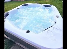 Opulent 5 bedroom Retreat with Hot tub and Entertainment