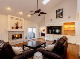 Luxurious 4BR Retreat - Pool Table & Chic Amenities, villa in Boulder