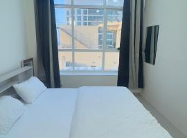 P3) Fantastic Seaview Room with shared bath inside 3bedroom apartment, hotel in Ajman 