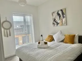 The Parkes - A Stylish 3BR House with free parking, 5 mins from Central Birmingham close to Edgbaston Cricket Ground, The University of Birmingham, Aston and BCU, Moseley, Kings Heath and much more