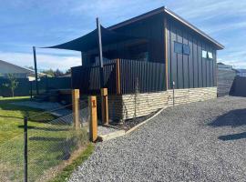 Our Big Tiny House, hotel en Albert Town