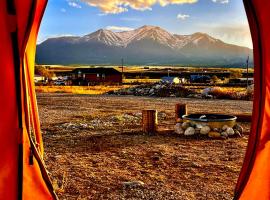 Arkansas River Glamour Yurt + Breakfast #4, hotel sa parkingom u gradu Buena Vista