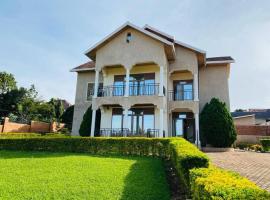 Quiet and Spacious Hidden Gem in Kigali with Breathtaking Views right by the Airport, chata v destinácii Kigali