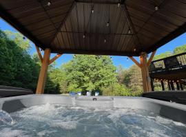 Hot Tub! Charming Cottage With Horse Farm View، فندق في Afton