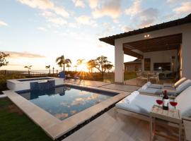 Viesnīca ar baseinu BLUE SERENITY Luxurious home in private community with Heated Private Pool Spa Detached Ohana Suite pilsētā Vaimea
