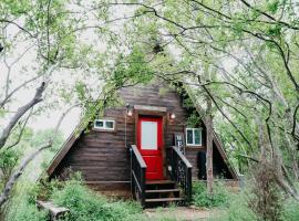 Dean's Den: Private Deck w/ Jacuzzi and a View, chalet i New Braunfels