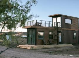 Somewhere in Texas Container Home, hotel v destinaci Alpine