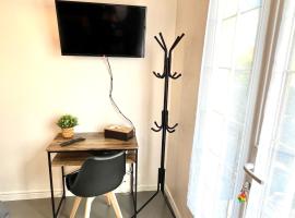 *CHARMANTE* maisonnette au calme à 25 min de Paris, hôtel à Domont