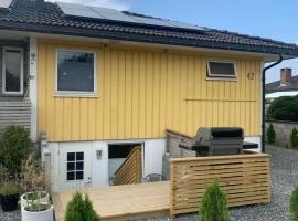 Apartment with access to pool and sauna, hotell i Porsgrunn