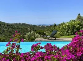 Villa CORAIL privée et climatisée pour 10 personnes avec piscine et superbe vue mer et collines à La Londe-les-Maures