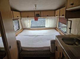 Camping La Foret du Morvan Caravan Joost, ξενοδοχείο σε Larochemillay