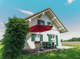 Alluring Holiday Home in Ubersee with Whirlpool, villa em Übersee