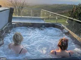 Dog friendly, Roof top hot tub, Panoramic views.