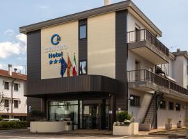CENTRO HOTEL, hotel with parking in Marcon